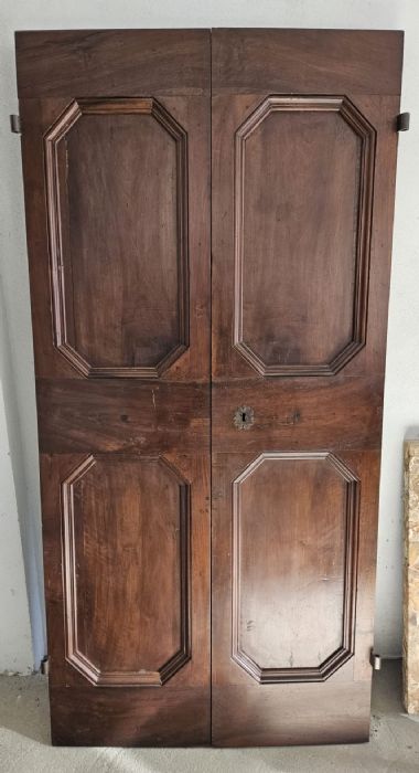 Wall-mounted wardrobe