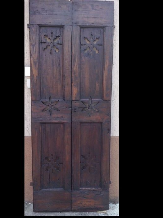 door with 2 doors