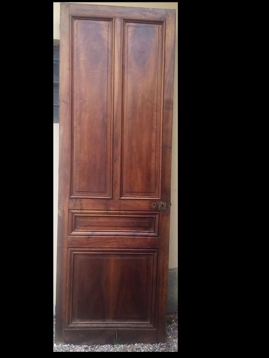 door in walnut
    