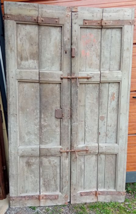Pequena porta de duas folhas