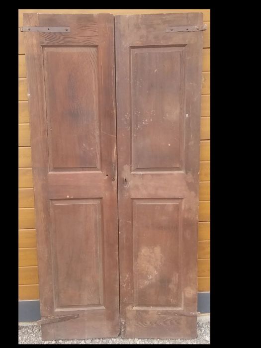 zweiflügelige Tür
    