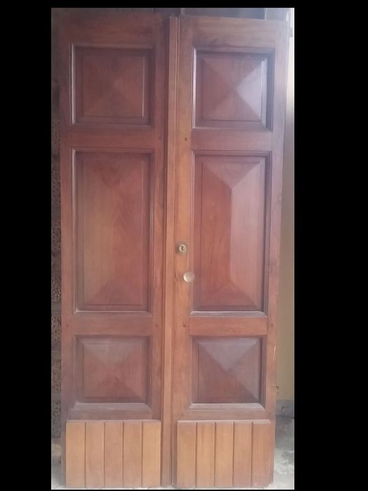 Tür mit 2 Türen
    