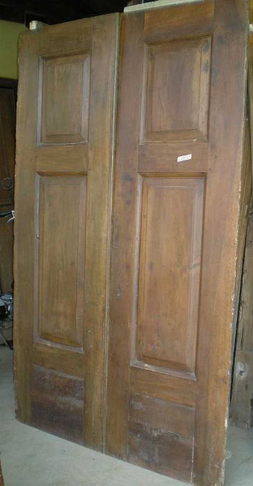 puerta de madera de nogal